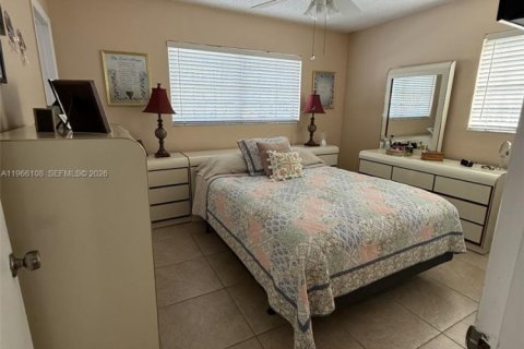 House in Miami, Florida 3 bedrooms, 121.52 sq.m. № 2028868 - photo 8