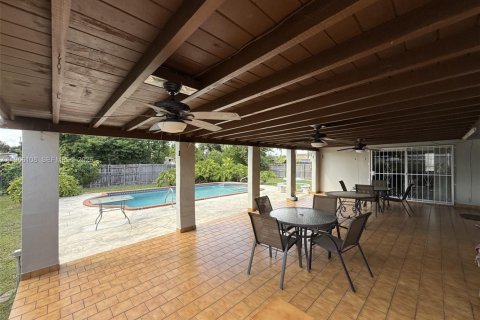 House in Miami, Florida 3 bedrooms, 121.52 sq.m. № 2028868 - photo 4