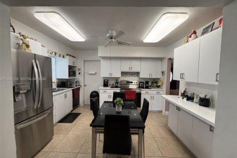 House in Miami, Florida 3 bedrooms, 121.52 sq.m. № 2028868 - photo 2