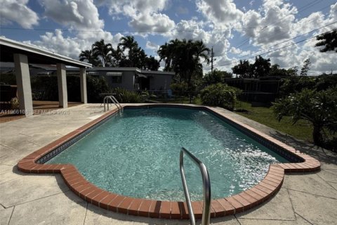 House in Miami, Florida 3 bedrooms, 121.52 sq.m. № 2028868 - photo 3