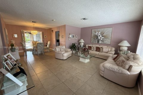 House in Miami, Florida 3 bedrooms, 121.52 sq.m. № 2028868 - photo 5