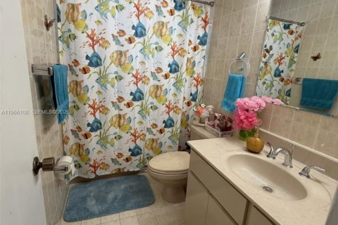 House in Miami, Florida 3 bedrooms, 121.52 sq.m. № 2028868 - photo 9