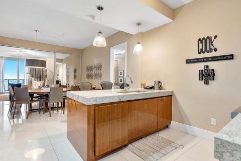 Condominio en venta en Bal Harbour, Florida, 2 dormitorios, 156.54 m2 № 2186143 - foto 15