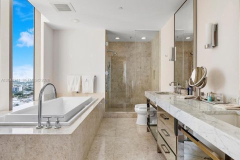 Condominio en venta en Bal Harbour, Florida, 2 dormitorios, 156.54 m2 № 2186143 - foto 11