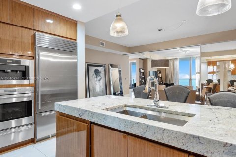 Condominio en venta en Bal Harbour, Florida, 2 dormitorios, 156.54 m2 № 2186143 - foto 30