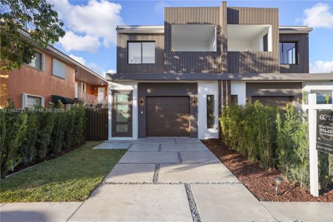 Townhouse in Miami, Florida 4 bedrooms, 255.48 sq.m. № 2001674 - photo 5