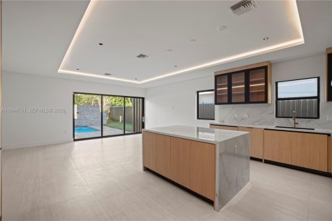 Townhouse in Miami, Florida 4 bedrooms, 255.48 sq.m. № 2001674 - photo 27
