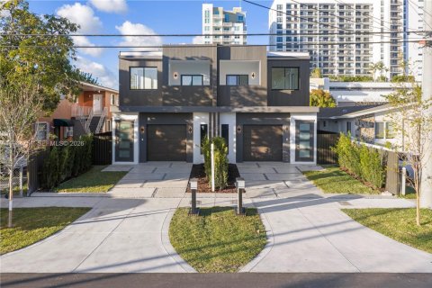 Townhouse in Miami, Florida 4 bedrooms, 255.48 sq.m. № 2001674