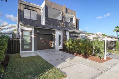 Townhouse in Miami, Florida 4 bedrooms, 255.48 sq.m. № 2001674 - photo 6