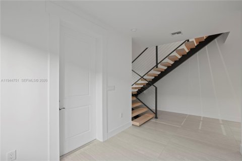 Townhouse in Miami, Florida 4 bedrooms, 255.48 sq.m. № 2001674 - photo 12