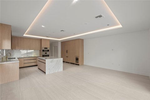 Townhouse in Miami, Florida 4 bedrooms, 255.48 sq.m. № 2001674 - photo 25