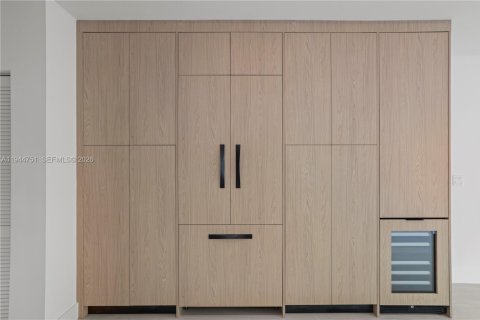 Townhouse in Miami, Florida 4 bedrooms, 255.48 sq.m. № 2001674 - photo 24