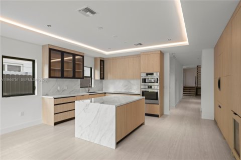 Townhouse in Miami, Florida 4 bedrooms, 255.48 sq.m. № 2001674 - photo 18