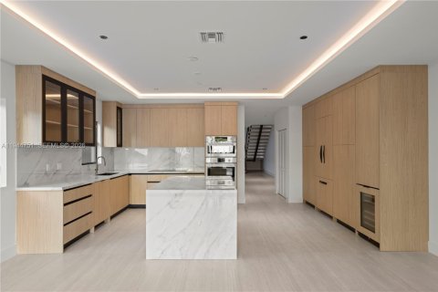 Townhouse in Miami, Florida 4 bedrooms, 255.48 sq.m. № 2001674 - photo 17