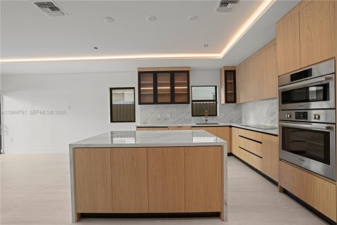 Townhouse in Miami, Florida 4 bedrooms, 255.48 sq.m. № 2001674 - photo 16