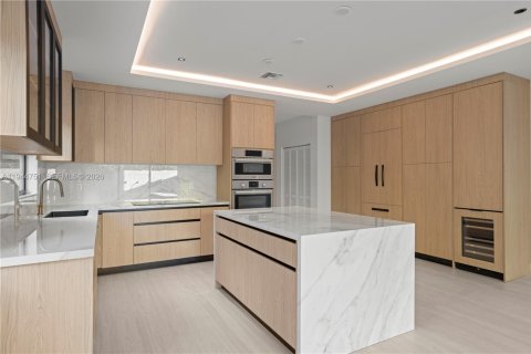 Townhouse in Miami, Florida 4 bedrooms, 255.48 sq.m. № 2001674 - photo 19