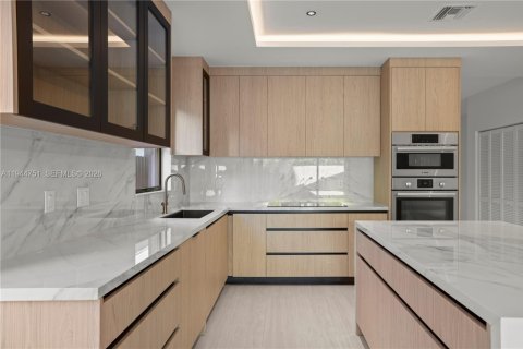 Townhouse in Miami, Florida 4 bedrooms, 255.48 sq.m. № 2001674 - photo 20