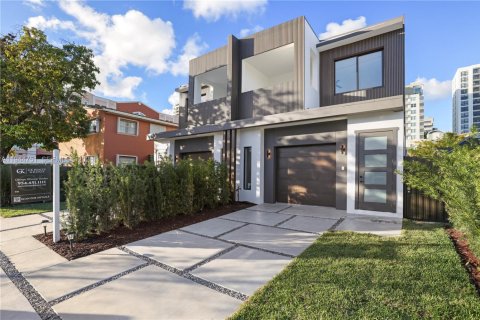 Townhouse in Miami, Florida 4 bedrooms, 255.48 sq.m. № 2001674 - photo 4