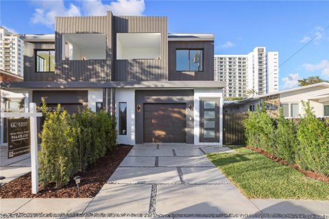 Townhouse in Miami, Florida 4 bedrooms, 255.48 sq.m. № 2001674 - photo 3