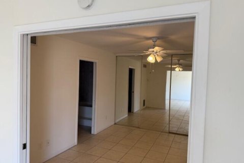 Condo in West Palm Beach, Florida, 1 bedroom № 2188096 - photo 8