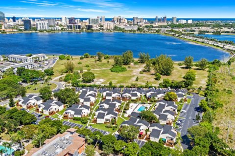 Condo in West Palm Beach, Florida, 1 bedroom № 2188096 - photo 3