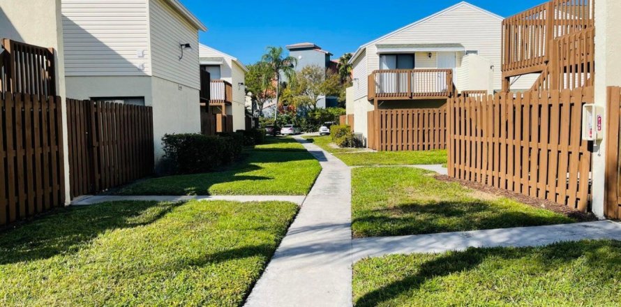 Condo in West Palm Beach, Florida, 1 bedroom № 2188096