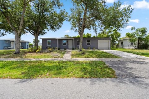 House in Port Charlotte, Florida 3 bedrooms, 128.39 sq.m. № 1851423 - photo 2