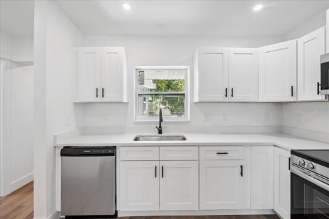House in Port Charlotte, Florida 3 bedrooms, 128.39 sq.m. № 1851423 - photo 9