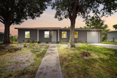 House in Port Charlotte, Florida 3 bedrooms, 128.39 sq.m. № 1851423 - photo 1
