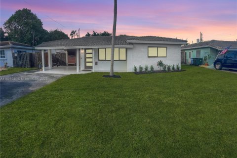 House in Oakland Park, Florida 3 bedrooms, 109.25 sq.m. № 1954258 - photo 2