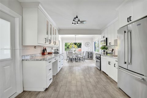 House in Oakland Park, Florida 3 bedrooms, 109.25 sq.m. № 1954258 - photo 5