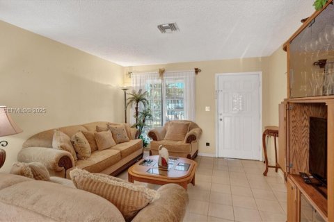 House in Miami, Florida 3 bedrooms, 156.54 sq.m. № 1993055 - photo 7