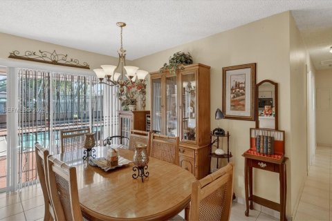 House in Miami, Florida 3 bedrooms, 156.54 sq.m. № 1993055 - photo 10