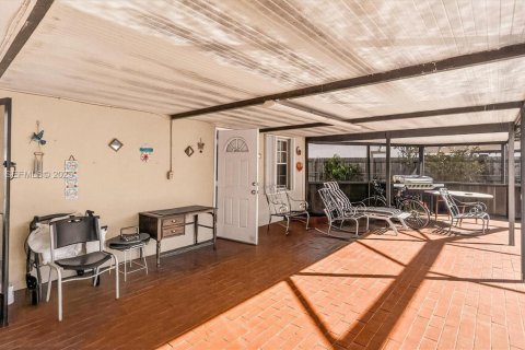 House in Miami, Florida 3 bedrooms, 156.54 sq.m. № 1993055 - photo 28