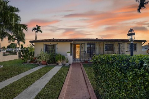 House in Miami, Florida 3 bedrooms, 156.54 sq.m. № 1993055 - photo 1