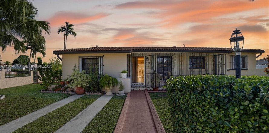House in Miami, Florida 3 bedrooms, 156.54 sq.m. № 1993055