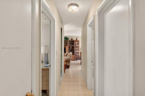 House in Miami, Florida 3 bedrooms, 156.54 sq.m. № 1993055 - photo 17