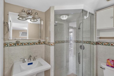 House in Miami, Florida 3 bedrooms, 156.54 sq.m. № 1993055 - photo 22