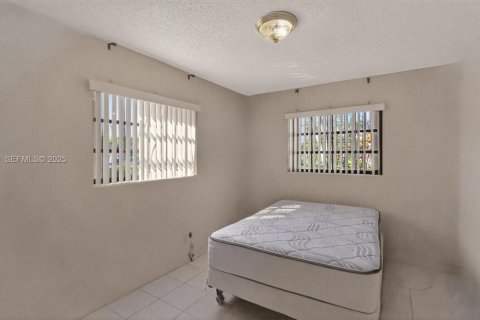 House in Miami, Florida 3 bedrooms, 156.54 sq.m. № 1993055 - photo 24