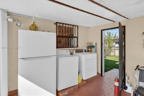 House in Miami, Florida 3 bedrooms, 156.54 sq.m. № 1993055 - photo 26