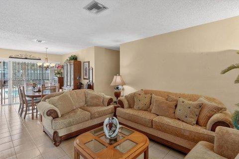 House in Miami, Florida 3 bedrooms, 156.54 sq.m. № 1993055 - photo 8