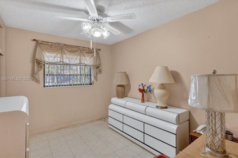 House in Miami, Florida 3 bedrooms, 156.54 sq.m. № 1993055 - photo 23