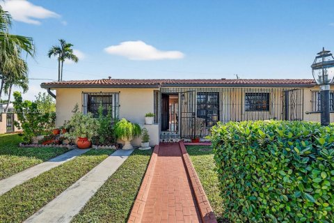 House in Miami, Florida 3 bedrooms, 156.54 sq.m. № 1993055 - photo 4