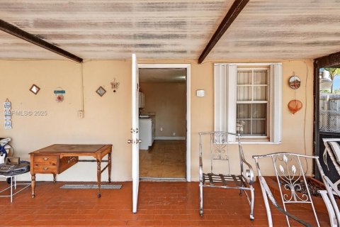 House in Miami, Florida 3 bedrooms, 156.54 sq.m. № 1993055 - photo 27