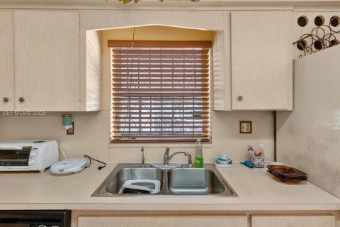 House in Miami, Florida 3 bedrooms, 156.54 sq.m. № 1993055 - photo 14