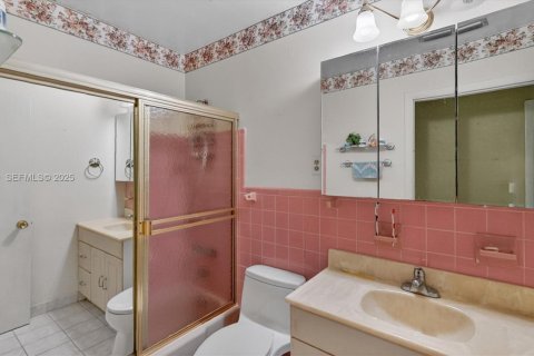 House in Miami, Florida 3 bedrooms, 156.54 sq.m. № 1993055 - photo 16