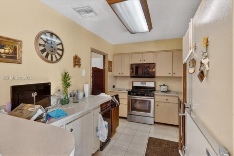 House in Miami, Florida 3 bedrooms, 156.54 sq.m. № 1993055 - photo 15