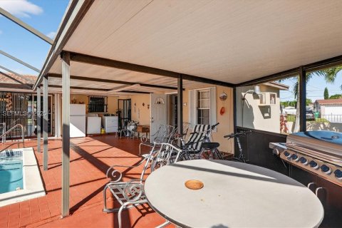 House in Miami, Florida 3 bedrooms, 156.54 sq.m. № 1993055 - photo 30