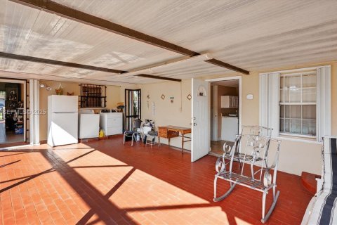 House in Miami, Florida 3 bedrooms, 156.54 sq.m. № 1993055 - photo 29