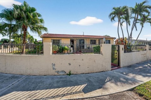 House in Miami, Florida 3 bedrooms, 156.54 sq.m. № 1993055 - photo 2